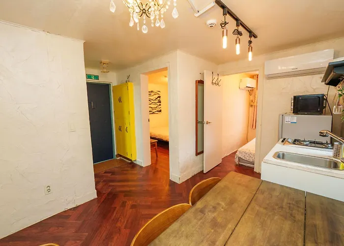 3-gu&anne House Hongdae 6room & 4bath House 아파트